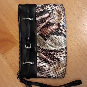 NWOT Simply Vera Wang Snake Print Wristlet N115